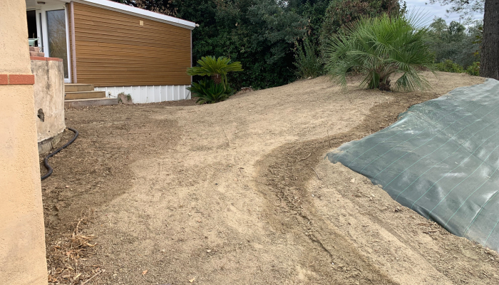 Mise en place de bâche de talus avant engazonnement